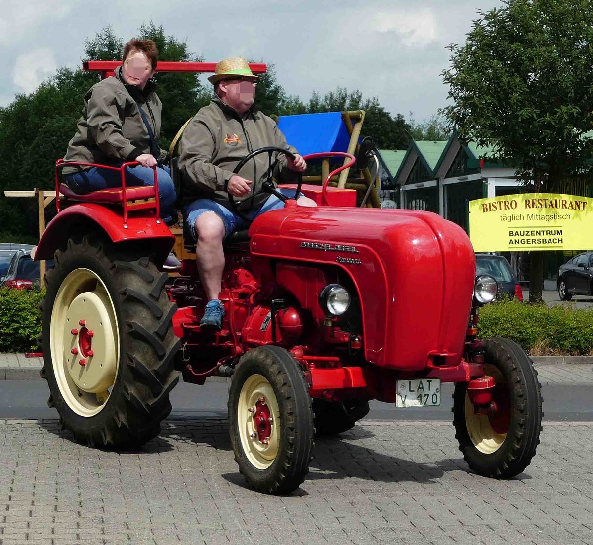 =Porsche Standard besucht die Traktorenausstellung  Ahle Bulldogge us Angeschbach oh Lannehuse  in Angersbach im Juni 2018