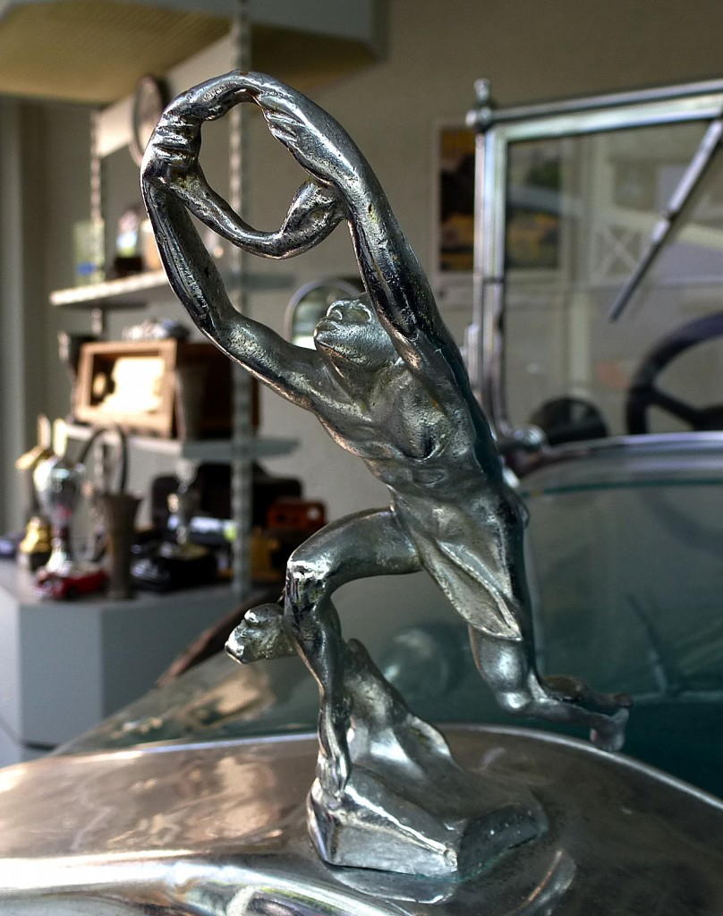 Praga, Khlerfigur an einem Oldtimer-PKW der tschechischen Firma, Aug.2013