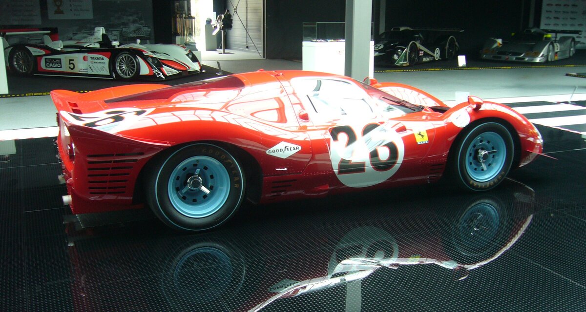 Profilansicht des Ferrari 330 P3 412P aus dem Jahr 1966. Nationales Automuseum/Loh Collection am 08.11.2023.