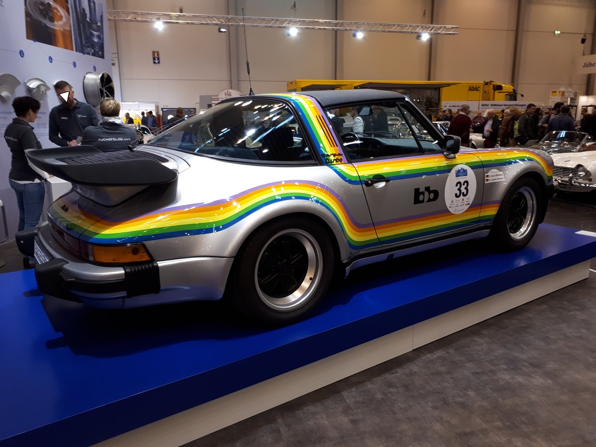 Profilansicht des  Regenbogen-Porsche . Techno Classica Essen am 24.03.2018.