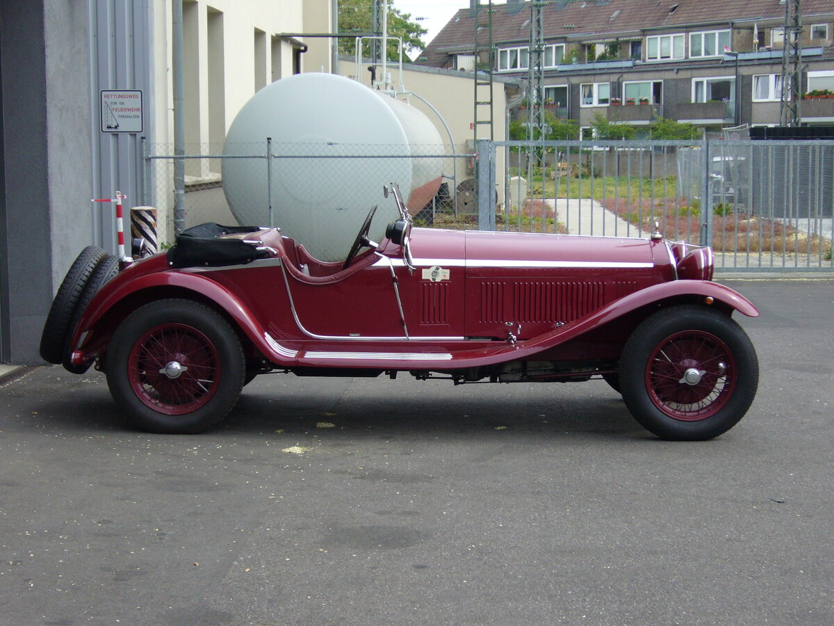 Profilansicht eines Alfa Romeo 6C 1750 GS Zagato aus dem Jahr 1933. Besucherparkplatz der Düsseldorfer Classic Remise.