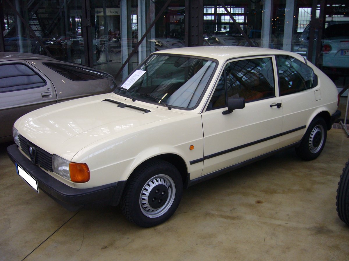 Profilansicht eines Alfa Romeo Alfasud der letzten Serie. 1981 - 1983. Classic Remise Düsseldorf am 28.10.2018. 