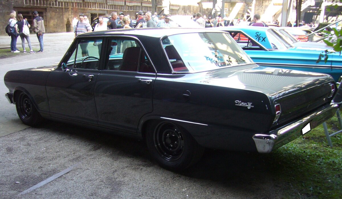 Profilansicht eines Chevrolet Nova II 300 fourdoor Sedan aus dem Jahr 1962. Altmetall trifft Altmetall am 01.10.2023 im LaPaDu Duisburg.