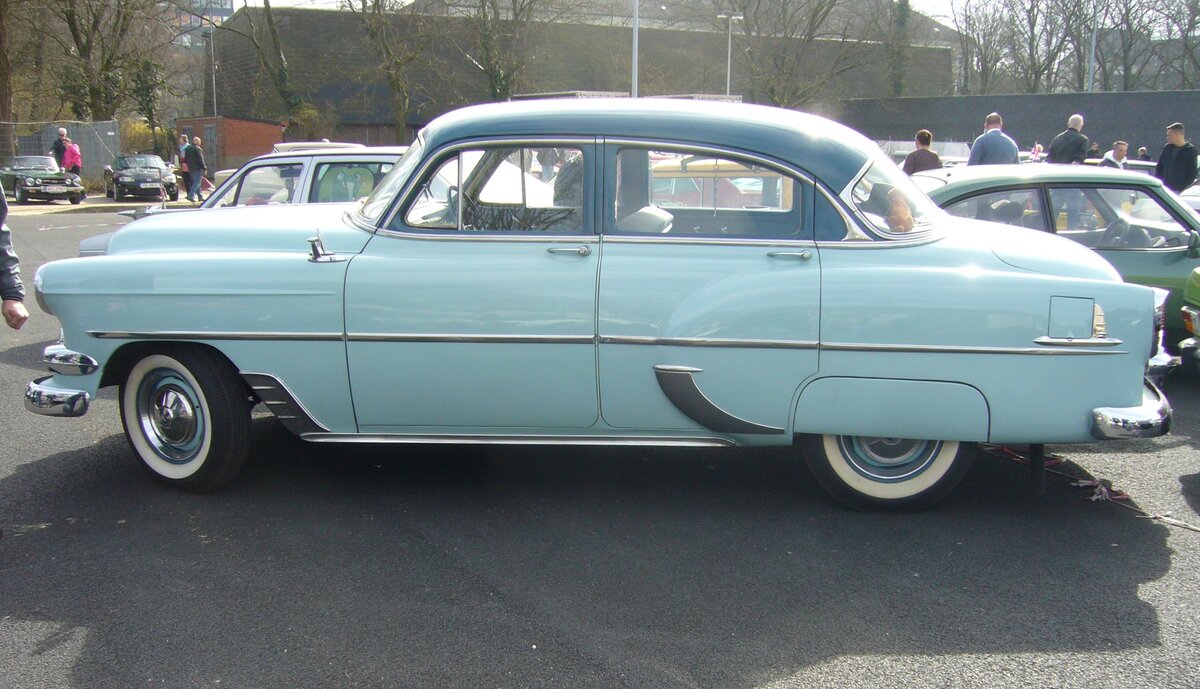 Profilansicht eines Chevrolet Series 2400C fourdoor Sedan aus dem Jahr 1954 in der Farbkombination horizon blue/biscayne blue. Oldtimertreffen an Mo´s Bikertreff in Krefeld am 10.03.2024.