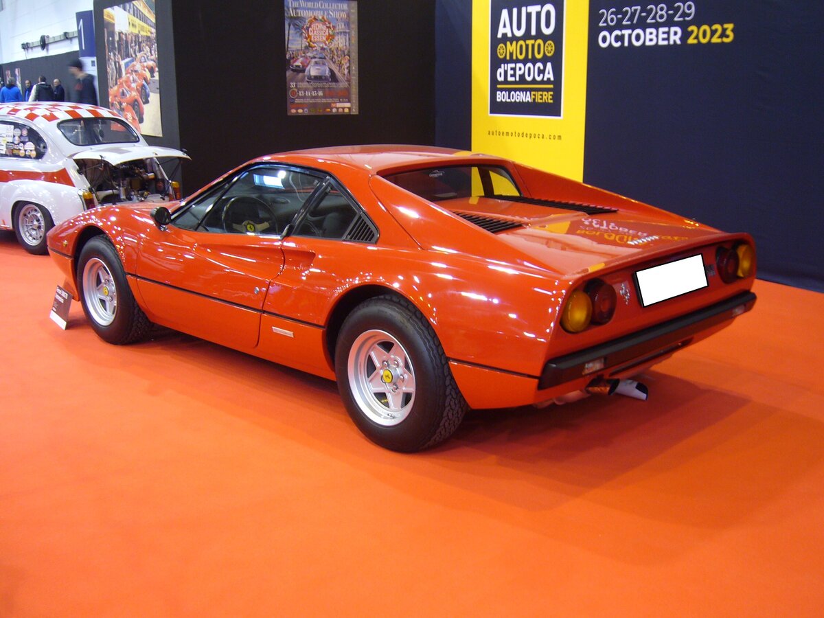 Profilansicht eines Ferrari 308GTB, gebaut von 1976 bis 1985. Basierend auf dem Chassis des  Dino  wurde dieses Modell anfangs aus GFK, später in Blechbauweise produziert. Die 308 steht übrigens für 3.0 Liter Hubraum und 8 Zylinder. Der als Mittelmotor verbaute V8-Motor hat einen Hubraum von 2925 cm³ und leistet 227 PS. Die Höchstgeschwindigkeit wurde mit 255 km/h angegeben. Es wurden rund 2900 Fahrzeuge dieses Typs gebaut. Ab 1980 war das Modell aufgrund strengerer Abgasbestimmungen nur noch als 308GTBi mit Benzineinspritzung lieferbar. Essen Motor Show am 06.12.2022. 