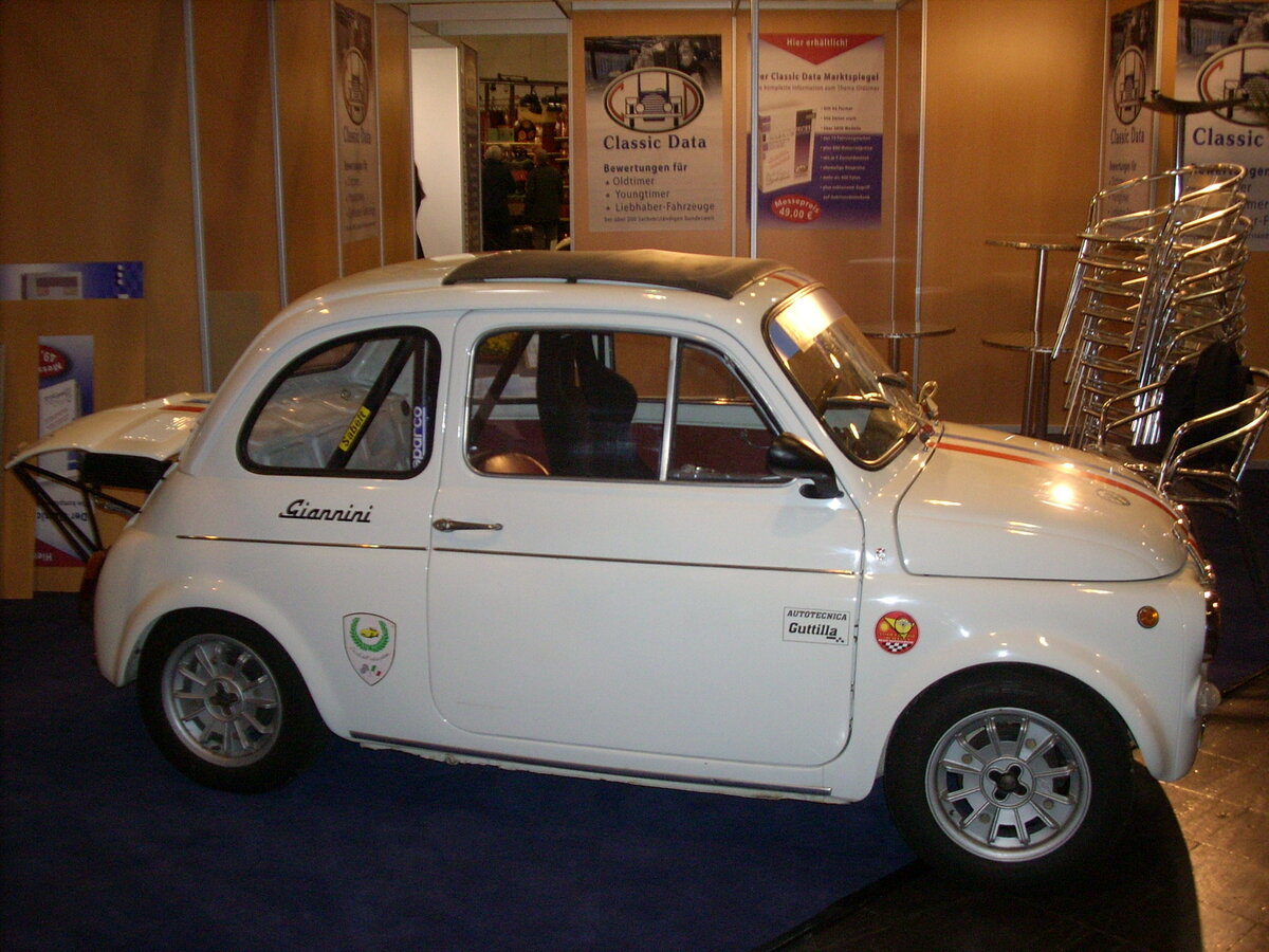 Profilansicht eines Giannini 590 GT. Im Jahr 1963 begann die Tuningschmiede der Gebrüder Giannini aus Rom mit der Herstellung von  schnellen  Autos, die auf der Basis des Fiat 500 entwickelt wurden. Sie wurden somit zum Hauptkonkurrenten des Tuners Abarth bei der Individualisierung des kleinen Fiat. Der Giannini 590 GT wurde 1964 auf den Markt gebracht. Das Modell sollte den Modellen des Carlo Abarth Paroli bieten, der seit 1963 den 595 mit seinem 27 PS starken Motor in Serie produzierte. In Turin bietet Abarth den 595 in mehreren Versionen an: den  595SS , den  595SS Assetto Corsa . Giannini lässt den Motor des Fiat 500 auf 586 cm3 aufbohren und den Zylinderkopf überarbeiten. Außerdem wurden alle Kanäle vergrößert und poliert. Durch diese Maßnahmen stieg die Leistung auf 31 PS. Außerdem wurden noch sportliche Armaturen verbaut. Außerdem hatte diese  Rennsemmel  vordere Scheibenbremsen. Zusätzlich gab es als Sonderausstattung Magnesiumfelgen. Techno Classica Essen vor einigen Jahren.