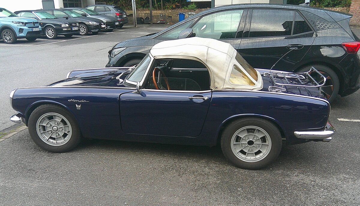 Profilansicht eines Honda S 800 Cabriolet aus dem Jahr 1969. 13. Saarner Oldtimer-Cup am 30.08.2026 in M�lheim an der Ruhr/Saarn.