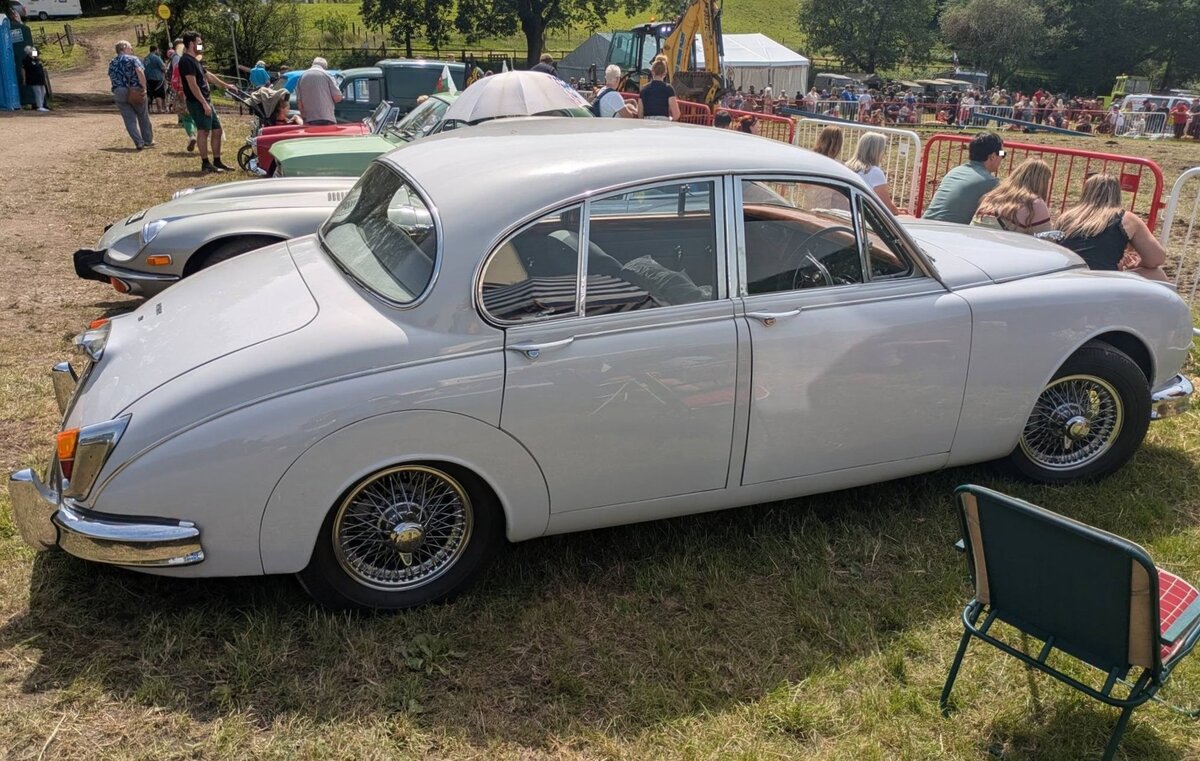 Profilansicht eines Jaguar MK II 3.4 Litre, gebaut von 1959 bis 1968 in Coventry. F�r das Modell MK2 gab es drei Motorisierungsvarianten: 2.4 Litre mit 120 PS, den hier abgelichteten 3.4 Litre mit einem Hubraum von 3442 cm� und einer Leistung von 210 PS und den 3.8 Litre mit 220 PS. Der gezeigte MK2 3.4 Litre d�rfte im Farbton im Farbton warwick grey lackiert sein. Abergavenny Steam and Vintage Show am 27.05.2023.