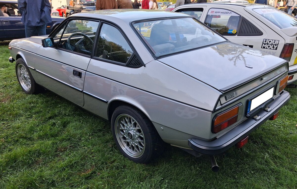 Profilansicht eines Lancia Beta Coupe im Farbton grigio chiaro aus dem Jahr 1983. Cars & Castle auf Schlo� Lauersfort in Moers am 03.10.2026.