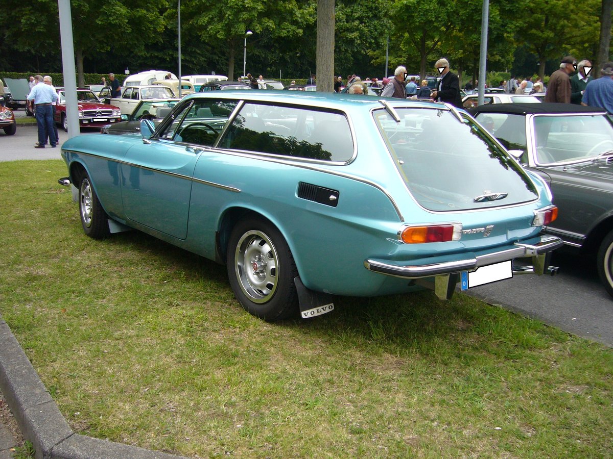 Profilansicht eines ljusbla metallic lackierten Volvo P 1800ES. 1972 - 1973. Oldtimertreffen an der Galopprennbahn Krefeld am 16.07.2017.