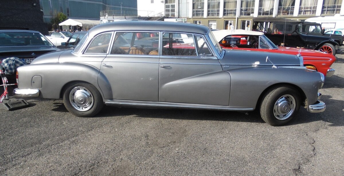 Profilansicht eines Mercedes Benz W189 300d aus dem Jahr 1958 im Farbton MB 180 silbergrau metallic. Oldtimertreffen an Mo´s Bikertreff in Krefeld am 08.03.2026.