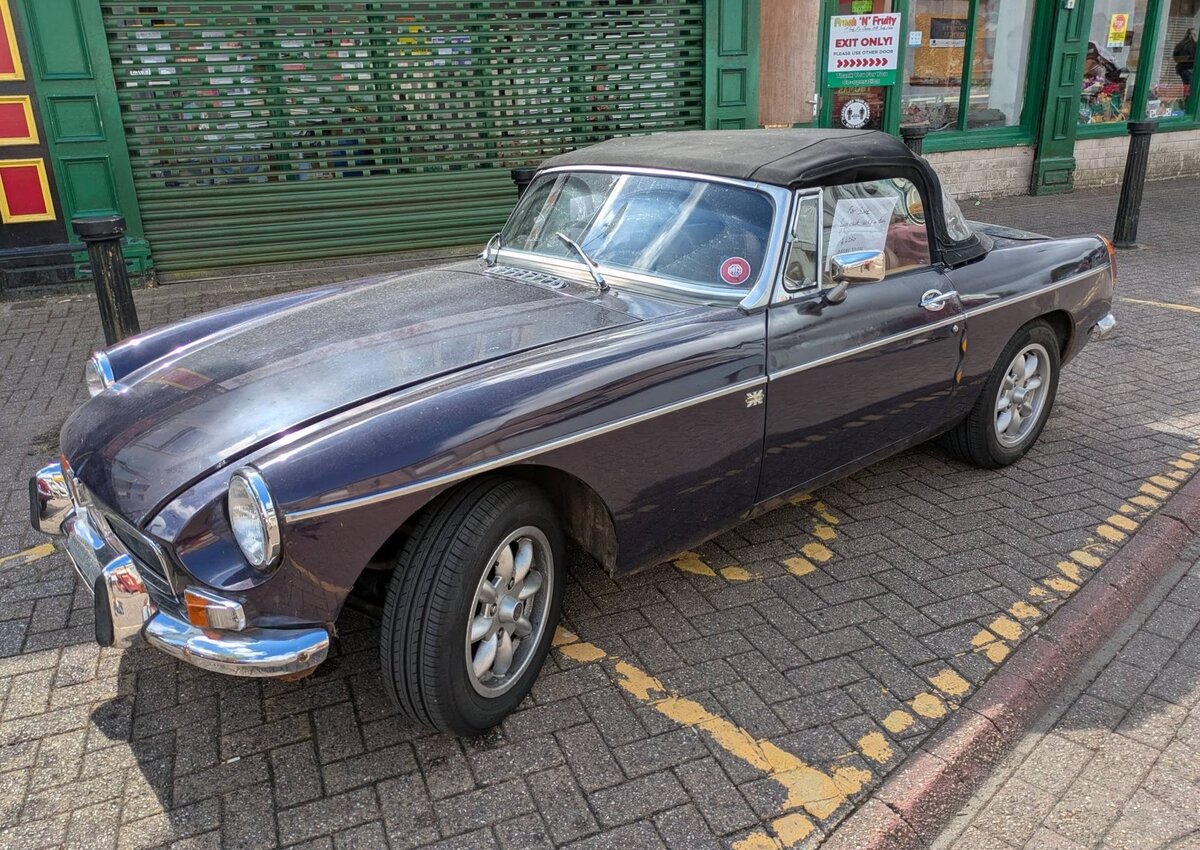 Profilansicht eines MG B im Farbton mirage aus dem Modelljahr 1974. Dieser Farbton war nur im Modelljahr 1974 f�r die MG B-Baureihe lieferbar. Der MG B wurde im Jahr 1962 vorgestellt und bis ins Jahr 1980 produziert. Er war einer der erfolgreichsten Roadster der Automobilgeschichte. Der Vierzylinderreihenmotor leistet 95 PS aus einem Hubraum von 1798 cm�. Brynmawr Classic Car Show/South Wales am 26.07.2026.
