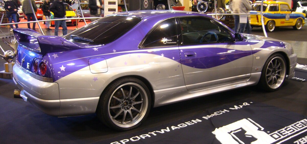 Profilansicht eines Nissan GT-R 33 Skyline. Es handelt sich um ein originales Filmauto aus dem dritten Fast & Furios Film  Tokyo Drift  aus dem Jahr 2006. Essen Motorshow am 06.12.2023.