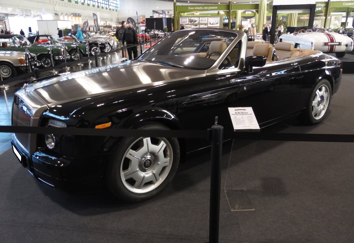 Profilansicht eines Rolls Royce Phantom VII Drophead Coupe aus dem Jahr 2008 im Farbton black mit einer Motorhaube aus geb�rstetem Edelstahl. Gebaut wurde das Modell von 2003 bis 2017 im Werk Goodwood/S�dengland. Da BMW seit dem Jahr 1998 die Markenrechte an Rolls Royce h�lt, ist der V12-Motor des Phantom VII auch eine BMW-Entwicklung. Der  Zw�lfender  hat einen Hubraum von 6749 cm� und leistet 460 PS. Bei einer Geschwindigkeit von 240 km/h regelt der Motor automatisch ab. Techno Classica Salon in Dortmund am 25.09.2026.