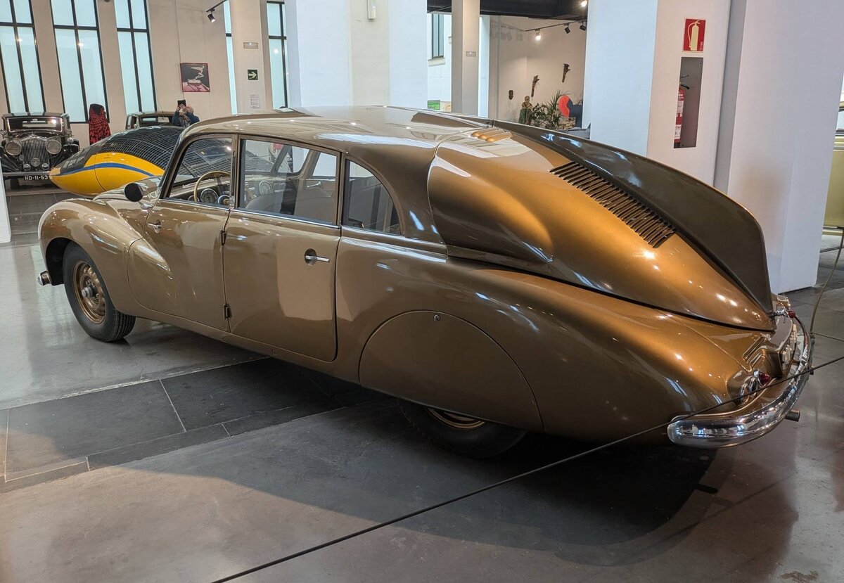 Profilansicht eines Tatra T87, gebaut von 1937 bis 1950. Das, vom legendären Hans Ledwinka (*1878 +1967) konstruierte Modell Tatra T87, lief in ca. 3000 Einheiten im tschechischen Koprivnice vom Band. Der im Heck verbaute, luftgekühlte, V8-Motor hat einen Hubraum von 2968 cm³ und leistet 75 PS. Da der aerodynamisch geformte Wagen nur einen cw-Wert von 0,36 hat, erreicht er eine Höchstgeschwindigkeit von 160 km/h. Museo Automovilistico de Malaga/Spanien am 22.03.2026.