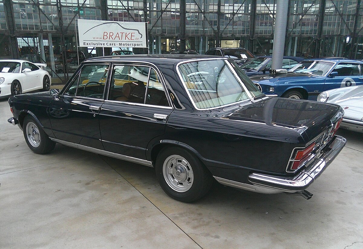 Profilansicht einer Fiat 130 Limousine. Classic Remise Düsseldorf am 15.01.2026.