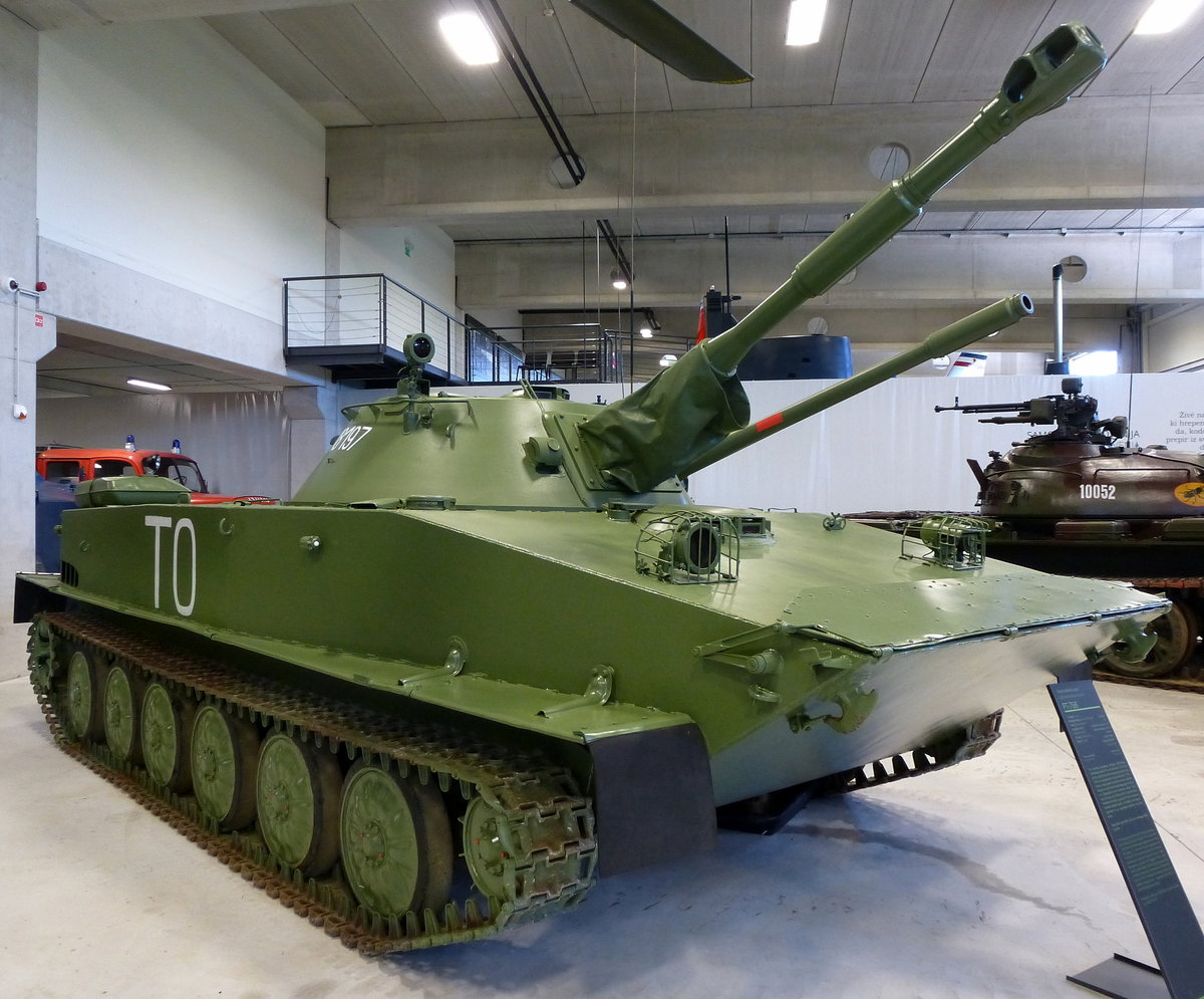 PT-76, leichter, schwimmfhiger Panzer aus sowjetischer Produktion, ab 1953 gebaut und in allen Armeen des ehemaligen Ostblocks eingesetzt, Militrmuseum Pivka, Juni 2016