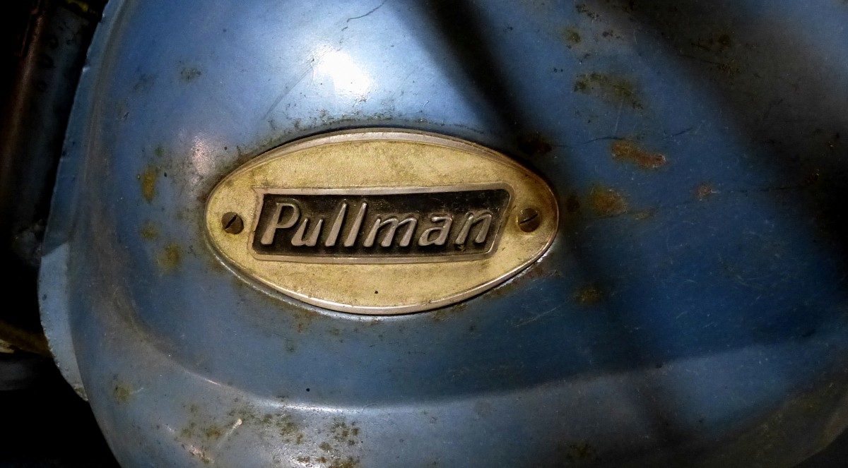 Pullman, Tankemblem an einem Oldtimer-Motorrad der franzsischen Firma, Feb.2016