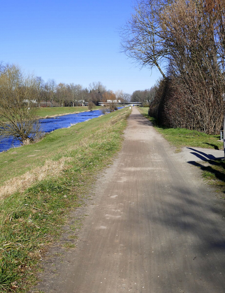 Radweg auf dem Hochwasserschutzdamm entlang der Dreisam, stadtauswärts in FR-Lehen, Feb.2023