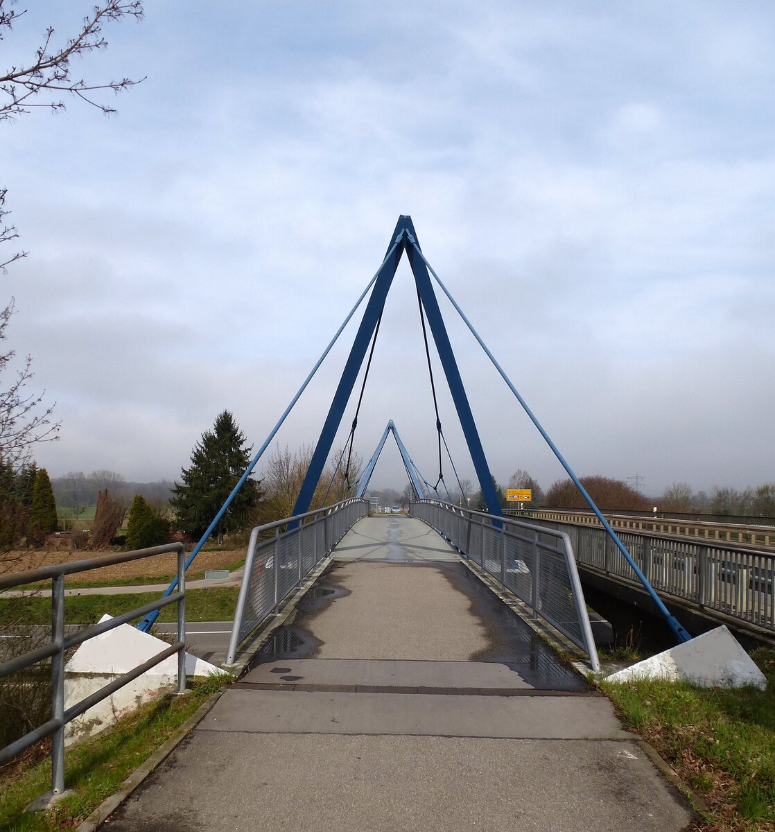 Radweg mit Brücke über die B3 zwischen Gundelfingen und Vörstetten im Breisgau, Juni 2022