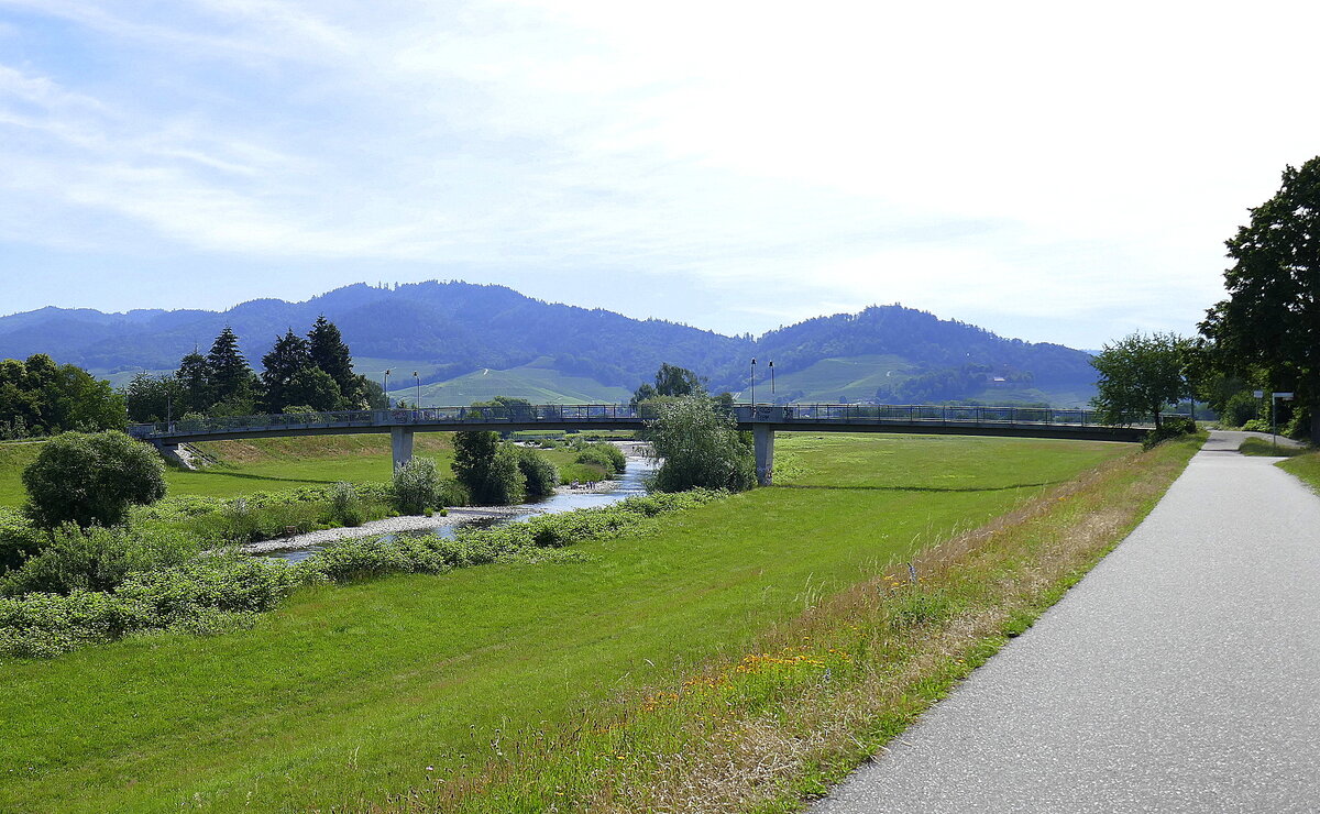 Radweg und Rad-Fußwegbrücke an der Kinzig südlich von Offenburg, Juni 2020