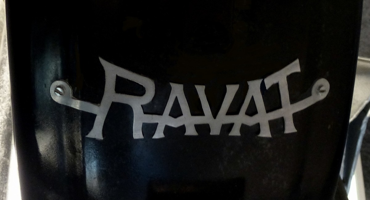 Ravat, Schriftzug am Hinterradschutzblech eines Oldtimer-Motorrades von 1929, April 2015