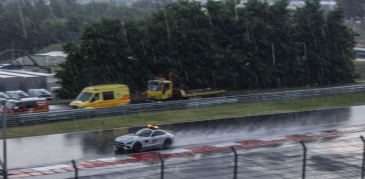 Regenstimmung bei dem Formel-1 Qualifying auf dem Hungaroring, am 23.07.2016. Hier ist ein Mercedes-Benz AMG GT als Safety car zu sehen wie er die Strecke testet.