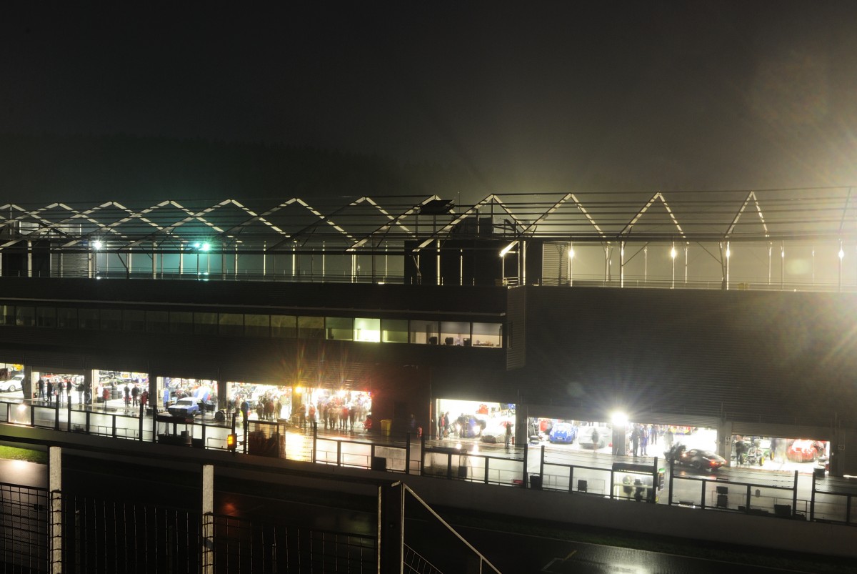 Reges Treiben in der Boxengasse, Die Nacht gegen 5 vor Halb Neun noch 1 1/2 Stunden beim 6h Classic in Spa Francorchamps am des 20.Sep.2014