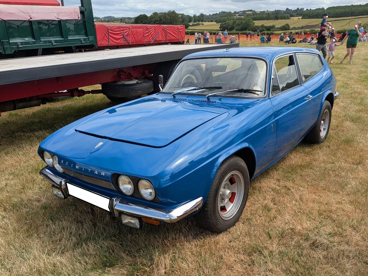Reliant Scimitar GTE SE5 wie er von 1968 bis 1972 produziert wurde. Der Entwurf der GFK-Karosserie stammt vom geb�rtigen �sterreicher Tom Karen (*1926 +2022), der mit dem Shooting-Brake-Konzept einen neuen Trend setzte. F�r Vortrieb sorgt im Scimitar GTE SE5 der so genannte 3.0 Liter Essex Motor von Ford/GB. Dieser hat ganz genau einen Hubraum von 2294 cm� und leistet serienm��ig 138 PS, die f�r eine H�chstgeschwindigkeit von rund 185 km/h reichen. Ein  Scimitar  ist �brigens ein Krumms�bel. Das gezeigte Auto im Farbton caspian blue stammt aus dem letzten Modelljahr 1972. Classic car meeting in Pontypool/South Wales am 17.05.2025.