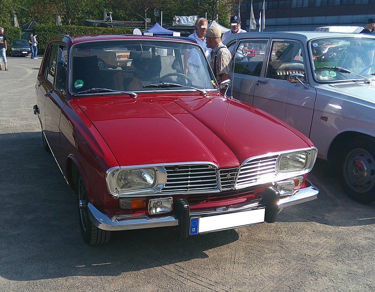 Renault 16, produziert mit kleineren technischen und optischen �nderungen von 1965 bis 1980. F�r die Produktion dieses Modelles wurde eigens ein neues Werk in der Normandie errichtet. Diese Schr�ghecklimousine war richtungsweisend f�r alle anderen Autohersteller. Hier wurde ein R16TS aus dem Jahr 1972 mit dem Farbcode rot/733 abgelichtet. Der Vierzylinderreihenmotor leistet 85 PS aus einem Hubraum von 1565 cm� und verhilft dem Wagen zu einer H�chstgeschwindigkeit von 165 km/h. Oldtimertreffen Nordstern Klassik in Gelsenkirchen am 16.08.2026.