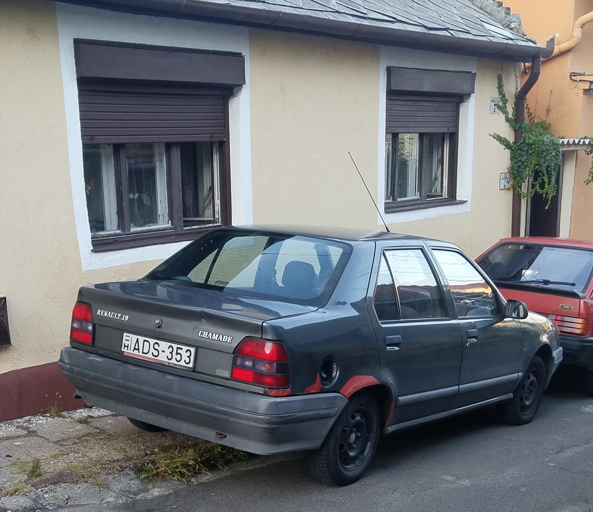 Renault 19 Chamade, fotografiert in Pécs (HU), August, 2019.