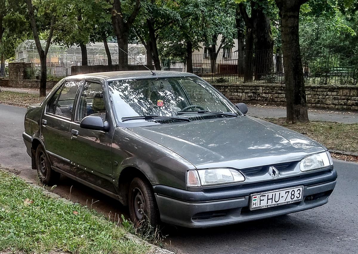 Renault 19 Limousine, aufgenommen in August, 2019 (Pécs - Ungarn).
