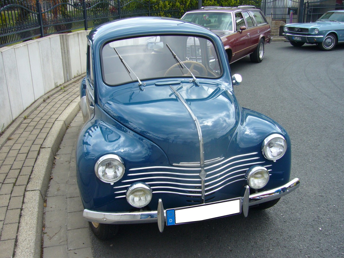 Renault 4CV. 1946 - 1961. Der 4CV prägte, genau wie der Ciroen 2CV und 11CV, das Straßenbild im Frankreich der Nachkriegszeit. Der im Heck verbaute 4-Zylinderreihenmotor leistet beim abgelichteten Modell 17 PS aus 748 cm³ Hubraum. Prinz-Friedrich-Oldtimertreffen am 17.05.2015.