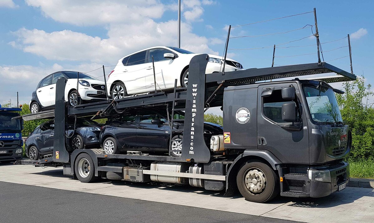 =Renault-Autotransporter, steht zur Fahrerpause auf einem Rastplatz, 04-2022
