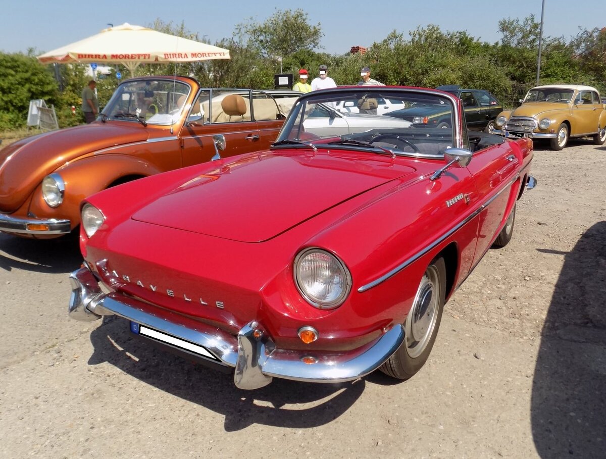 Renault Caravelle Cabriolet 1100, gebaut von 1959 bis 1968. Dieses, auf der  Renault Dauphine  basierende Modell, hie� in den ersten vier Jahren seiner Produktionszeit  Floride . Es war als Coupe und Cabriolet lieferbar. Der im Heck verbaute, wassergek�hlte Vierzylinderreihenmotor wurde w�hrend der Produktionszeit immer st�rker. Im letzten Modelljahr leistete der Motor 52 PS aus einem Hubraum von 1108 cm�. 18. Oldtimerfestival an der  Alten Dreherei  in M�lheim an der Ruhr am 20.06.2026.