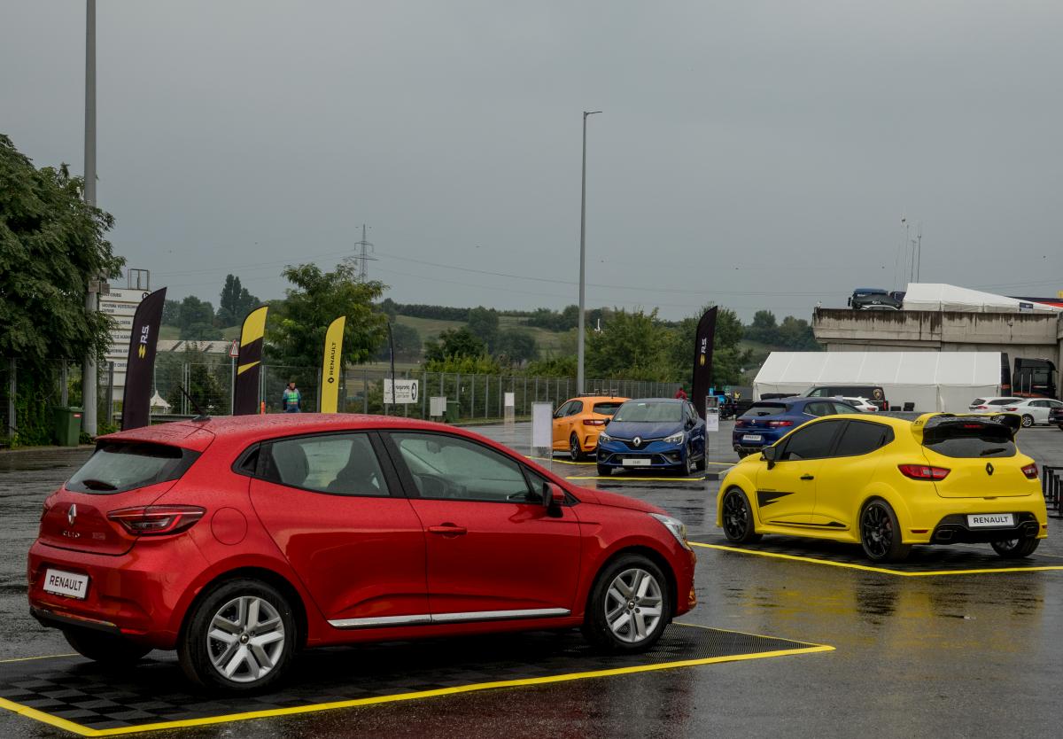 Renault Clio V (Rot) und Clio IV RS Performance (gelb) auf dem Hungaroring (Paddoc area) beim Blacpain GT Series (September, 2019).
