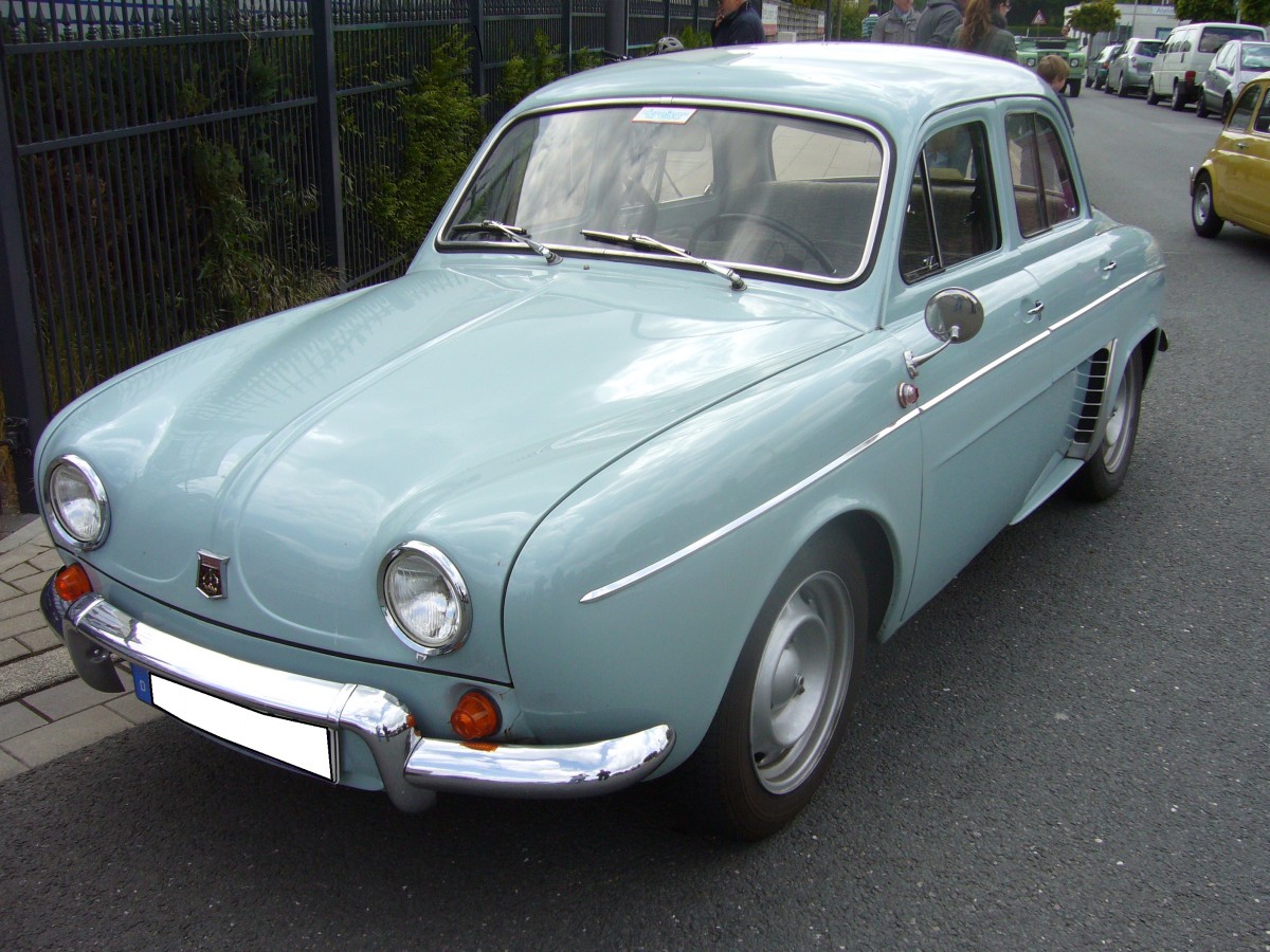 Renault Dauphine. 1956 - 1968. Die Dauphine war auch in Deutschland sehr beliebt. Der im Heck verbaute 4-Zylinderreihenmotor hat 845 cm³ Hubraum und leistet je nach Modell zwischen 31 und 49 PS. Prinz-Friedrich-Oldtimertreffen am 17.05.2015 in Essen-Kupferdreh.