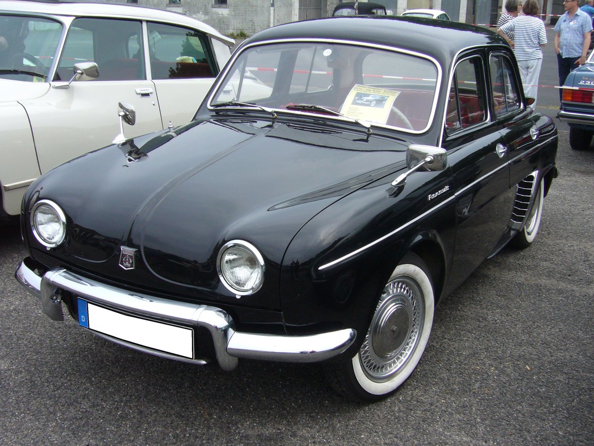 Renault Dauphine. 1956 - 1968. Die Dauphine beerbte den legendären 4CV. Wie schon beim 4CV war der wassergekühlte 4-Zylinderreihenmotor im Heck verbaut. Er leistet 27 PS aus 845 cm³ Hubraum. Franzosen-Klassiker-Treffen am 12.06.2016 in Krefeld.