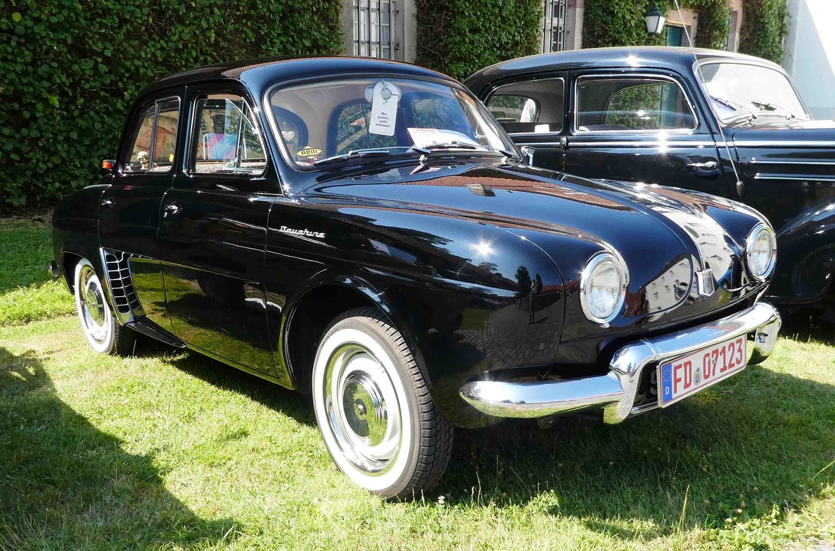 =Renault Dauphine, Bj. 1958, 845 ccm, 26,5 PS, steht bei Blech & Barock im Juli 2018 auf dem Gelände von Schloß Fasanerie bei Eichenzell