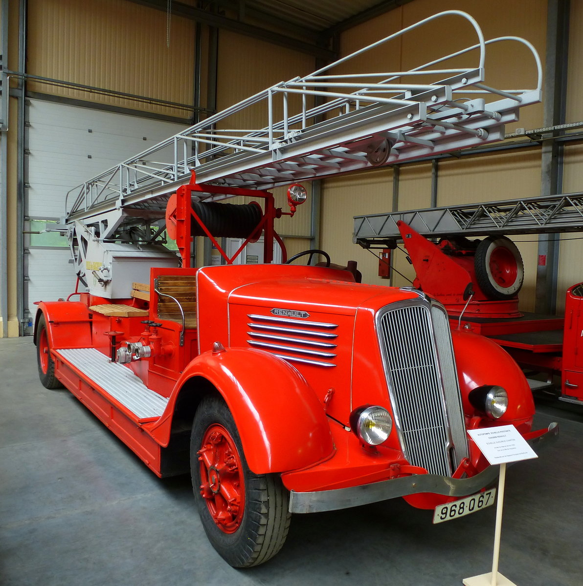 Renault, Feuerwehr mit Drehleiter von 1933 der Stadt Hagenau/Elsaß, Feuerwehrmuseum Ferrette, Mai 2016