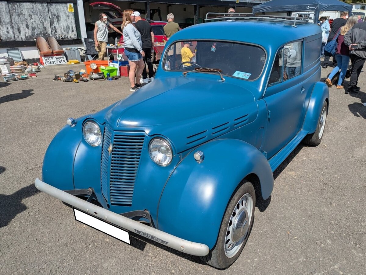 Renault Juvaquattre Break aus dem Jahr 1949. Im Grunde war der Juvaquattre ein Vorkriegsmodell, das schon ab 1937 die französischen Straßen bevölkerte. Das Modell war als zwei- und viertürige Limousine, zweitürige Cabrio-Limousine, Coupe, Kombi und eben als Kastenwagen namens Break (Foto) lieferbar. Bei seiner Vorstellung stritten sich Opel und Renault über die frappierende Ähnlichkeit des Opel Olympia und des Renault Juvaquattre. Wer hatte das Aussehen von wem  abgekupfert . Nach dem Ende von WW2 nahm man 1946 die Produktion dieses Modells wieder auf. Der Vierzylinderreihenmotor hat einen Hubraum von 1003 cm³ und hat eine Motorleistung von 21 PS. Die Nutzlast beträgt 300 Kilogramm. Classic car show at Chepstow race course/South Wales am 27. April 2025.