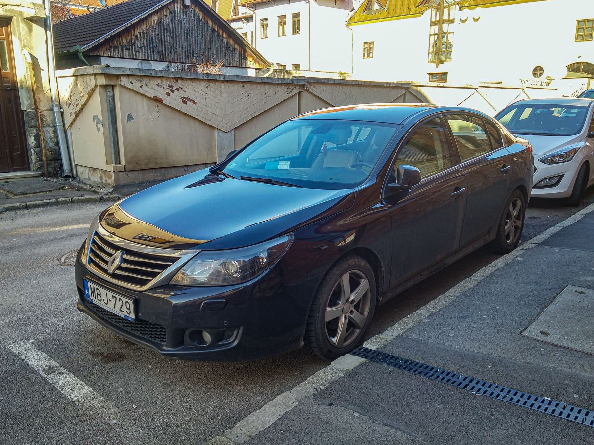 Renault Latitude, gesehen in Februar 2021.
