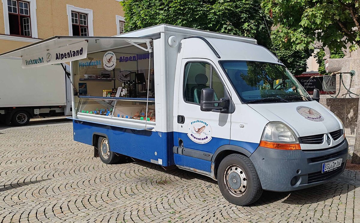 =Renault Master eines Fischh�ndlers steht beim Wochenmarkt in Bad Reichenhall, 08-2026