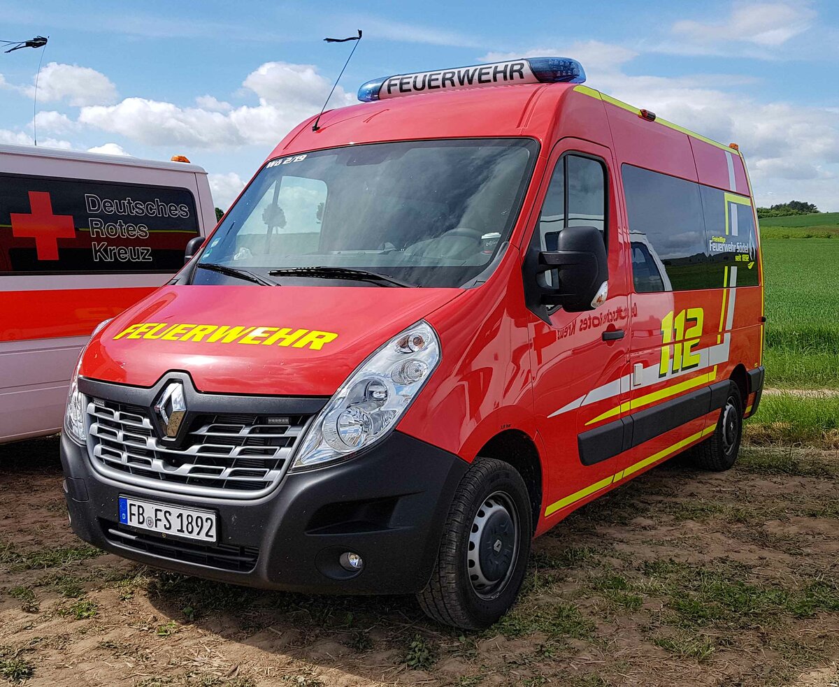 =Renault Master der Feuerwehr SÖDEL steht im Mai 2022 auf dem Parkgelände der RettMobil