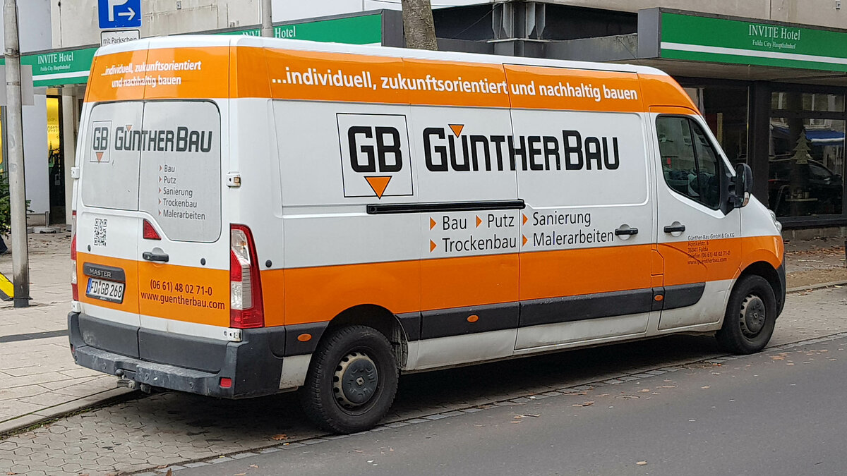 =Renault Master von GÜNTHER-Bau steht im Dezember 2022 in Fulda