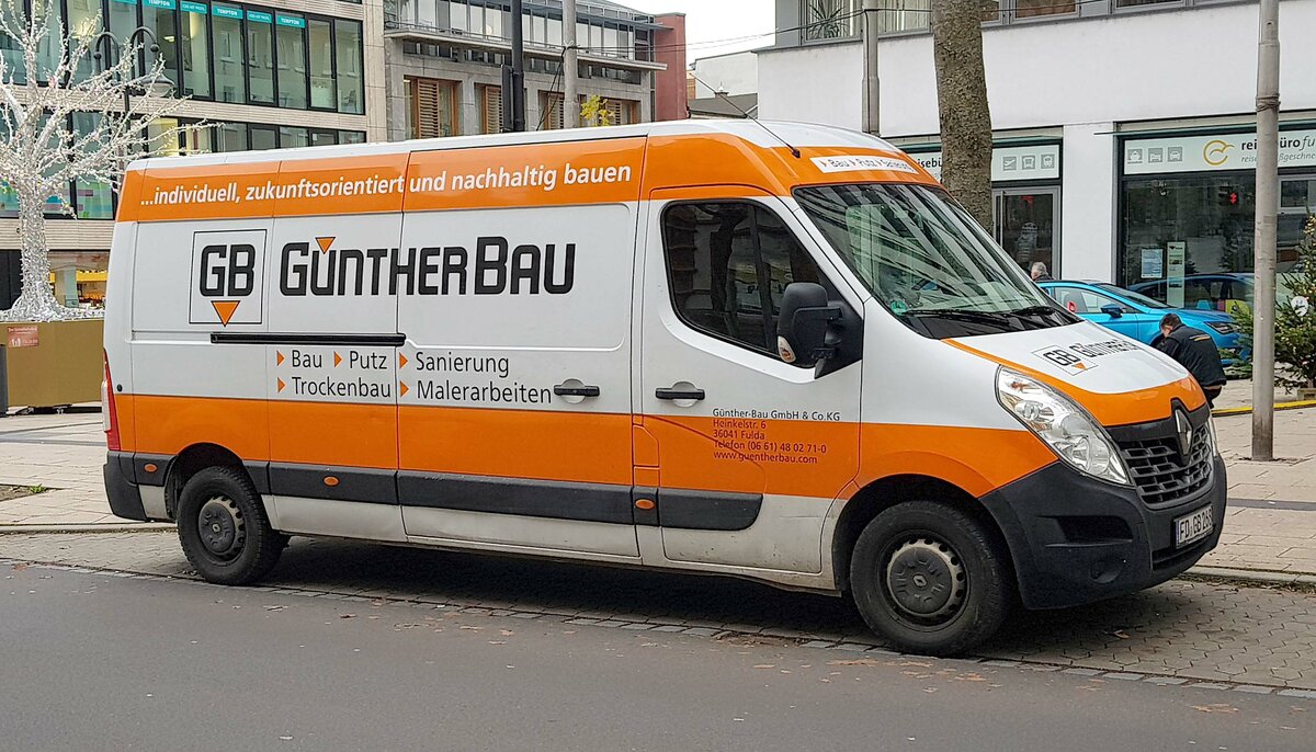 =Renault Master von GÜNTHER-Bau steht im Dezember 2022 in Fulda