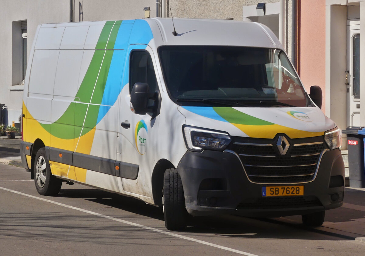 Renault Master, der luxemburgischen Post, steht zur Anlieferung von Paketen am Stra�enrand. 03.2026