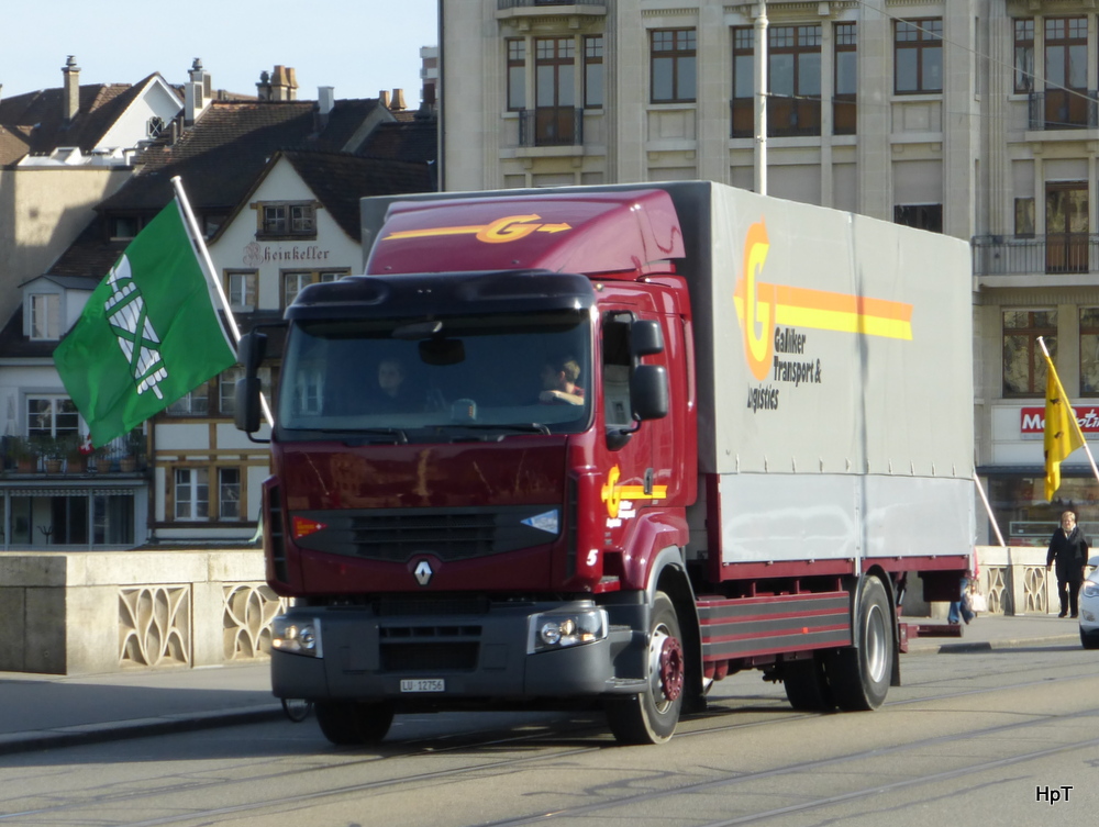 Renault mit Pritschenaufbau unterwegs in der Stadt Basel am 24.09.2014