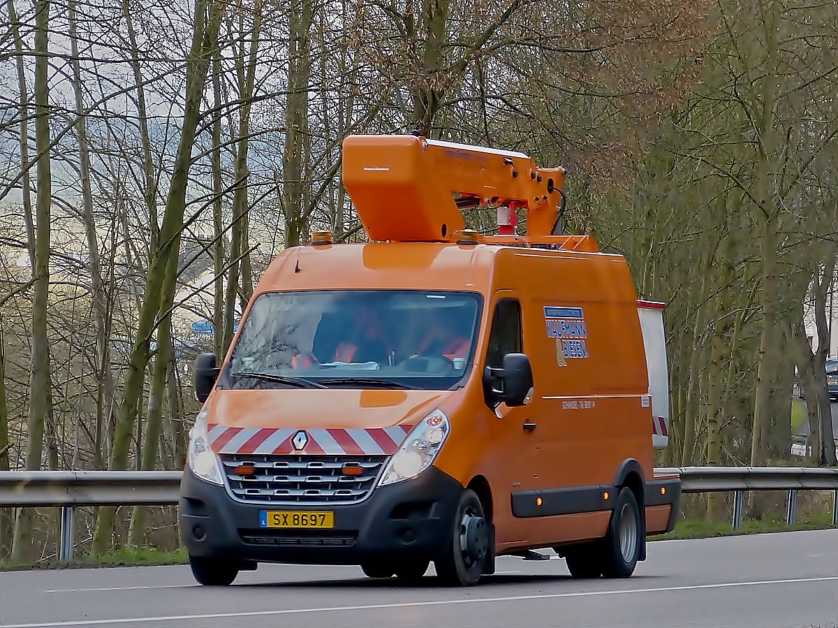 Renault Nutzfahrzeug mit Personenlift, unterwegs zur Kontrolle der Straßenbeleuchtung am 10.01.2014.