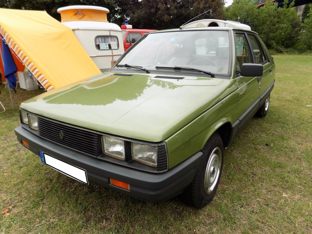 Renault R11, gebaut von 1983 bis. Als Stufenheckmodell Renault R9 kam dieses Modell bereits 1981 auf den Markt. Das Auto war mit etlichen Benzin- und Dieselmotoren lieferbar. Oldtimertreffen Mühlenweide in Duisburg am 05.07.2020.